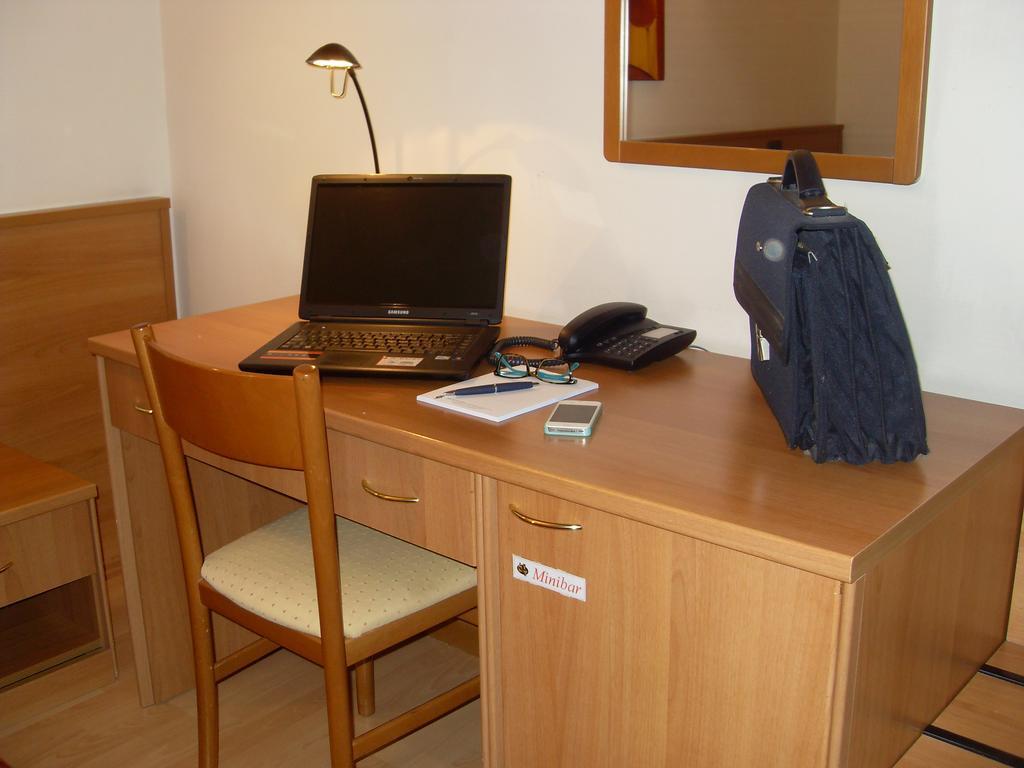Hotel Tirrenus Перуджа Екстериор снимка
